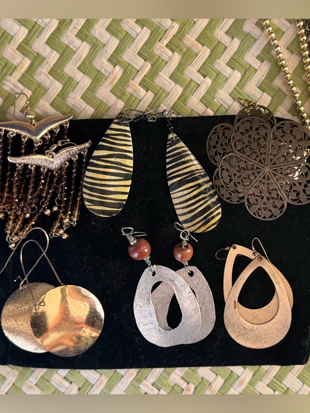 JEWERLY LOT 6 pairs of earrings- 3 necklaces and 1 bracelet